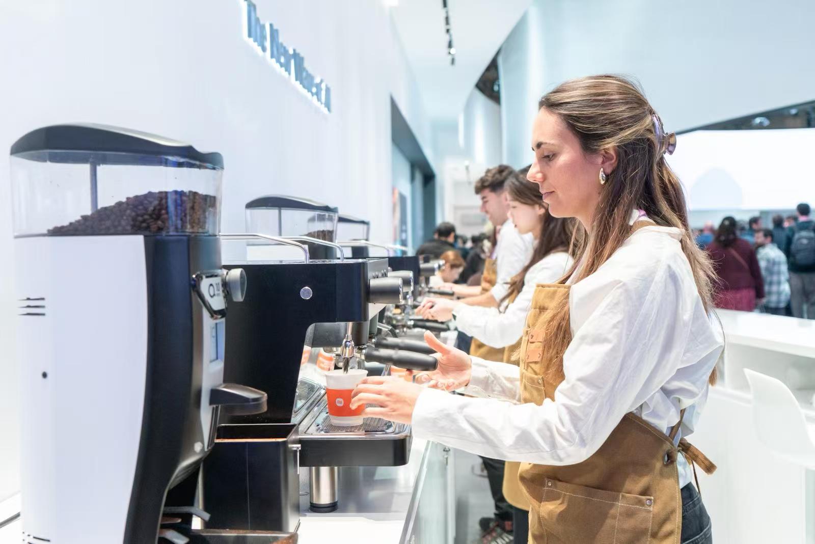 Servicio de café Coffee and AI en el stand de Xiaomi durante MWC Barcelona 2026