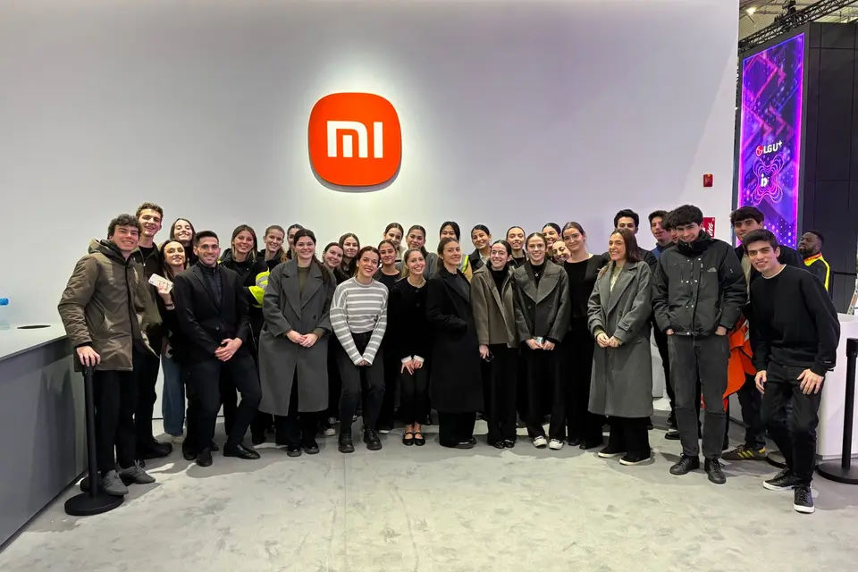 Equipo de azafatas y promotores reunido en el stand de Xiaomi en el MWC